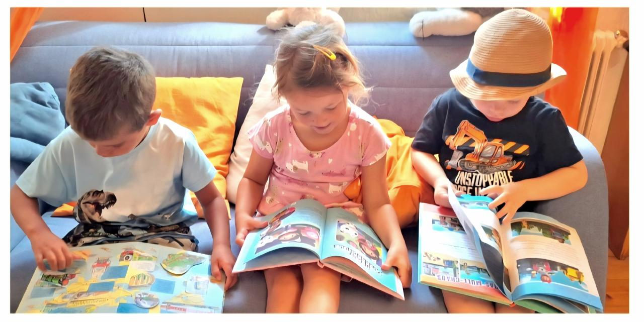 Besuch Kindergarten - Kinder mit Büchern am Sofa