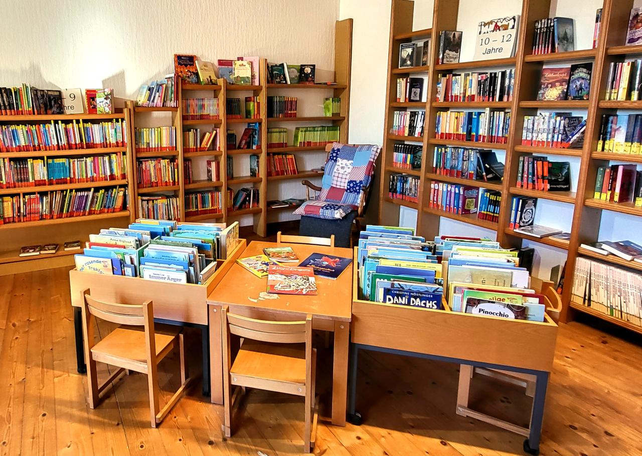 Kinderbereich - Buchtröge, Regale mit Büchern und Kindermöbel
